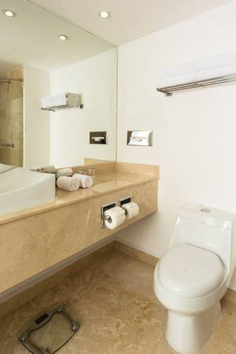 Bathroom Flamingo Cancun Resort Hotel